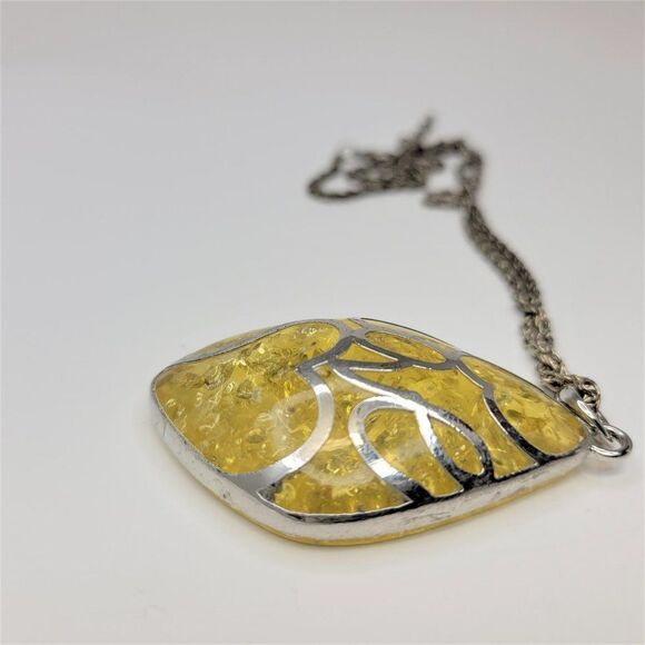Yellow glass pendant necklace - Picture 5 of 7